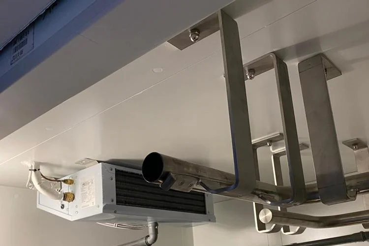 Rohrbahn unter der Decke einer Kühlzelle montiert