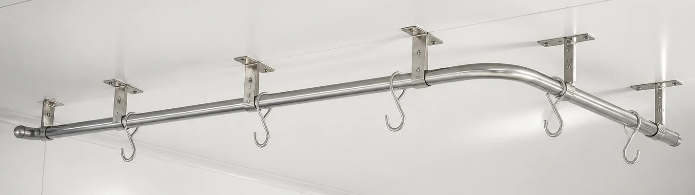 Edelstahl-Rohrbahn mit Fleischhaken unter der Decke einer Kühlzelle