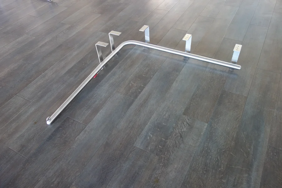 Rohrbahn in L-Form mit Bogen R 10 cm und Deckenabhängern