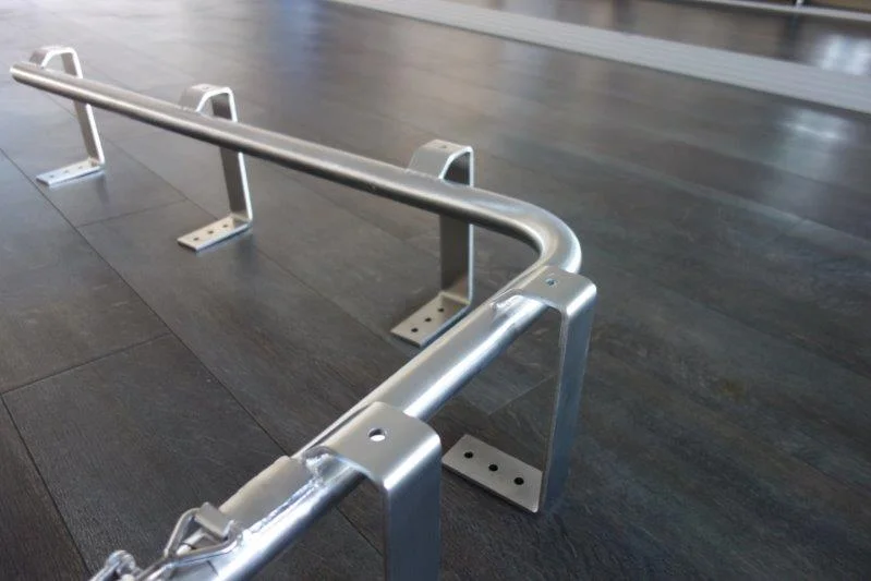 Rohrbahn Jäger PRO 250 mit Deckenabhängern und Bogen R 10 cm