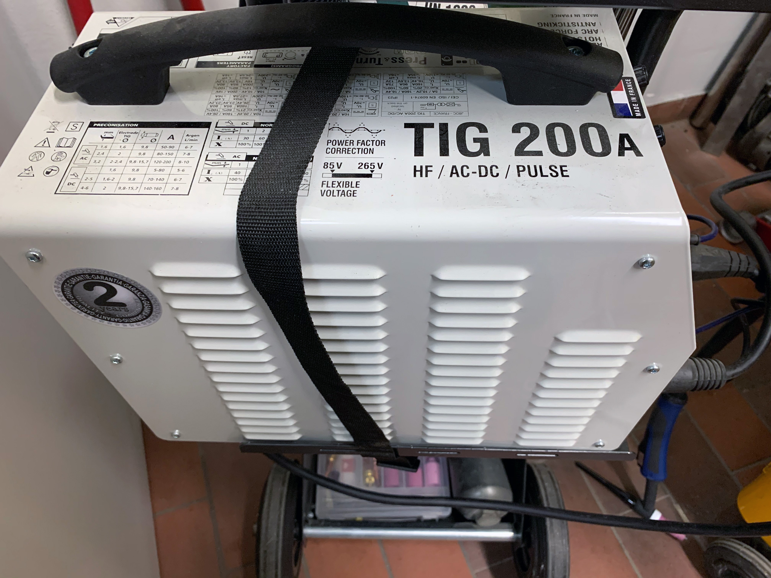 Detailansicht des IMS TIG 200A WIG Schweißgeräts mit Bedienfeld und Tragegurt