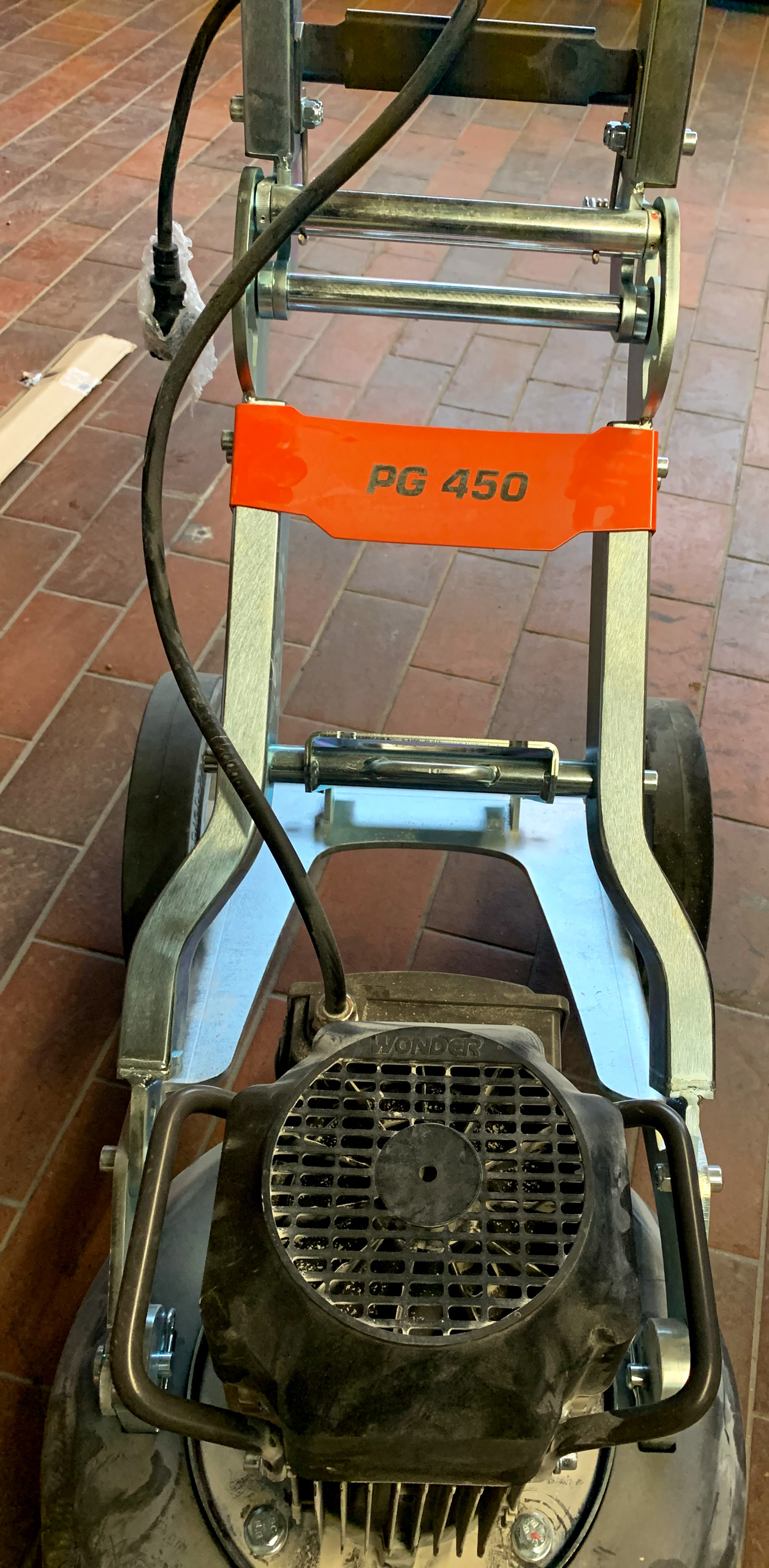 Detailansicht der Bodenschleifmaschine Husqvarna PG 450 mit orangefarbenem Typenschild und Motor.