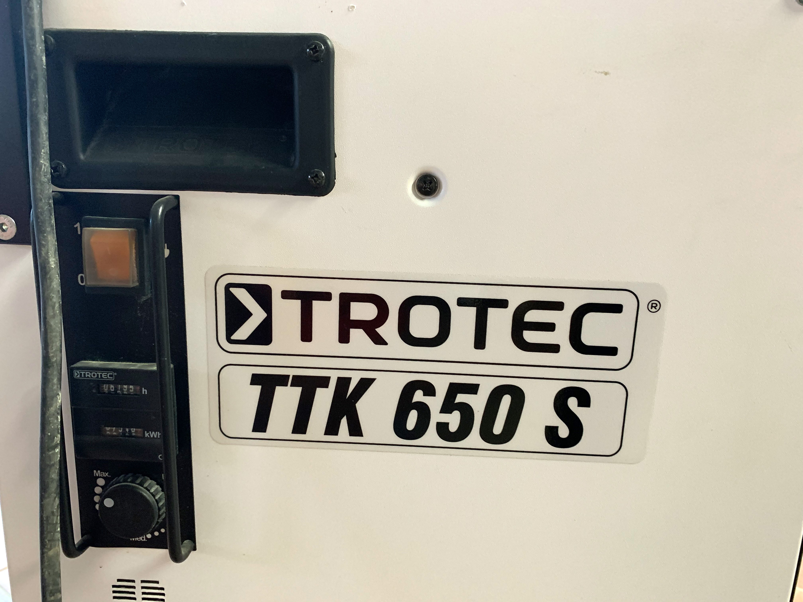 Detailansicht des Trotec Luftentfeuchters TTK 650 S mit Bedienelementen und Typenschild